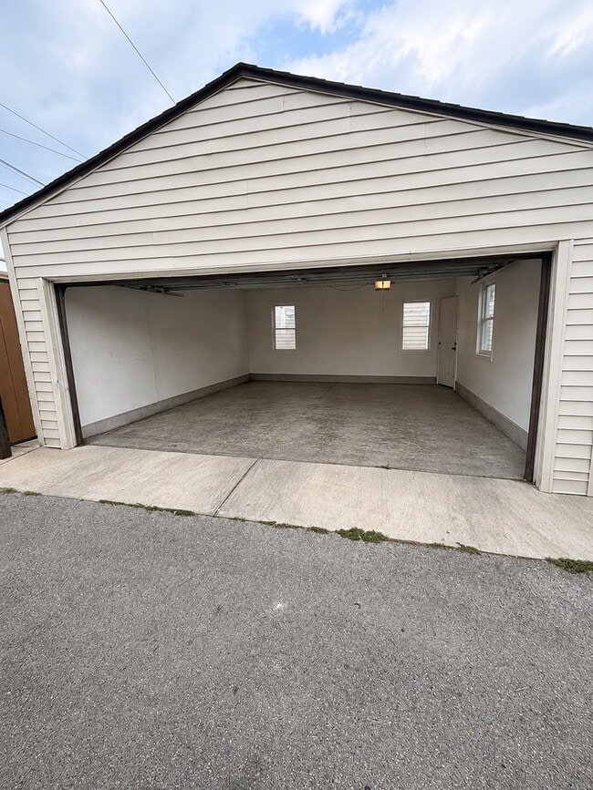 Building Photo - 4925 W Henderson St