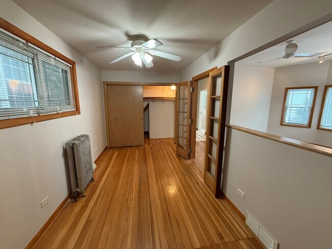 Building Photo - 4844 W Montrose Ave