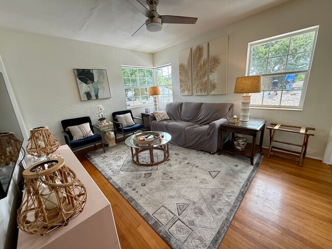 Building Photo - Adorable OLD NE garage 1/1 apartment - FUL...