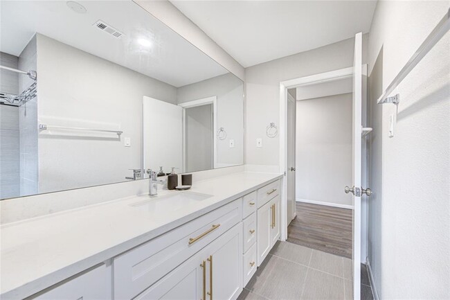 Building Photo - 6026 Clarewood Dr