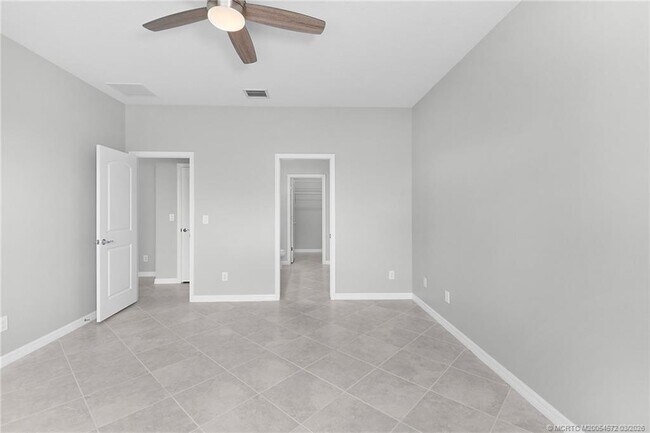 Building Photo - 10550 SW Captiva Dr