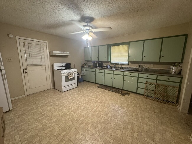 Building Photo - Cozy 2 Bed, 1 Bath Home