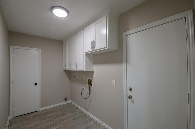 Building Photo - 12811 Fisher Dr