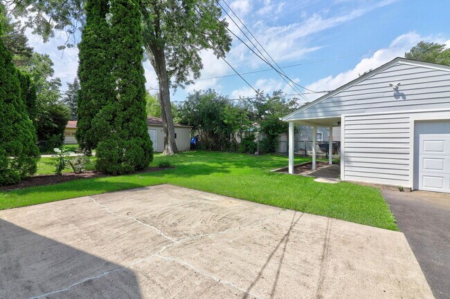 Building Photo - 112 Iowa Ave
