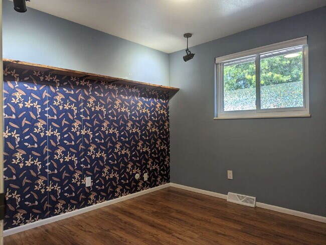 Building Photo - Charming Ranch in North Longmont!!!