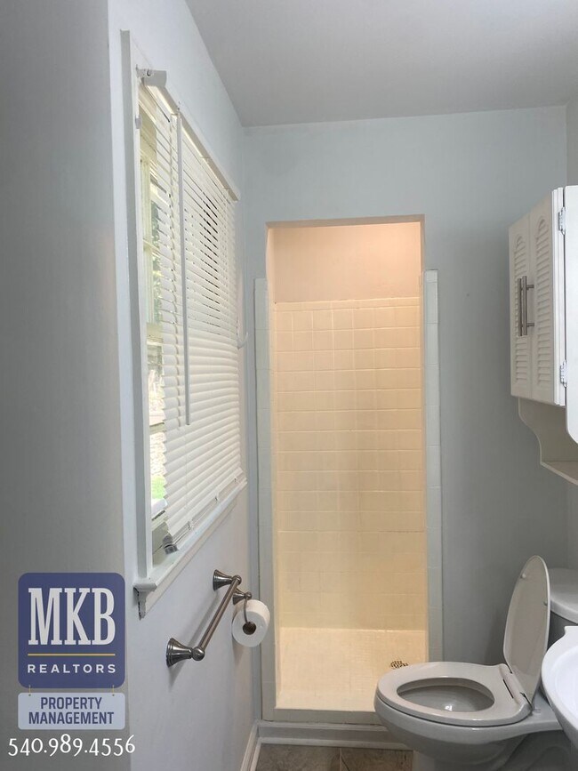 Building Photo - 4 Bedrooms, 2.5 Baths, Split Foyer, Locate...