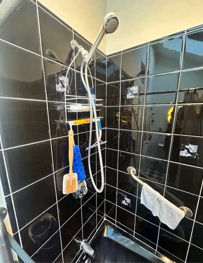 Building Photo - 147 Willow Ave