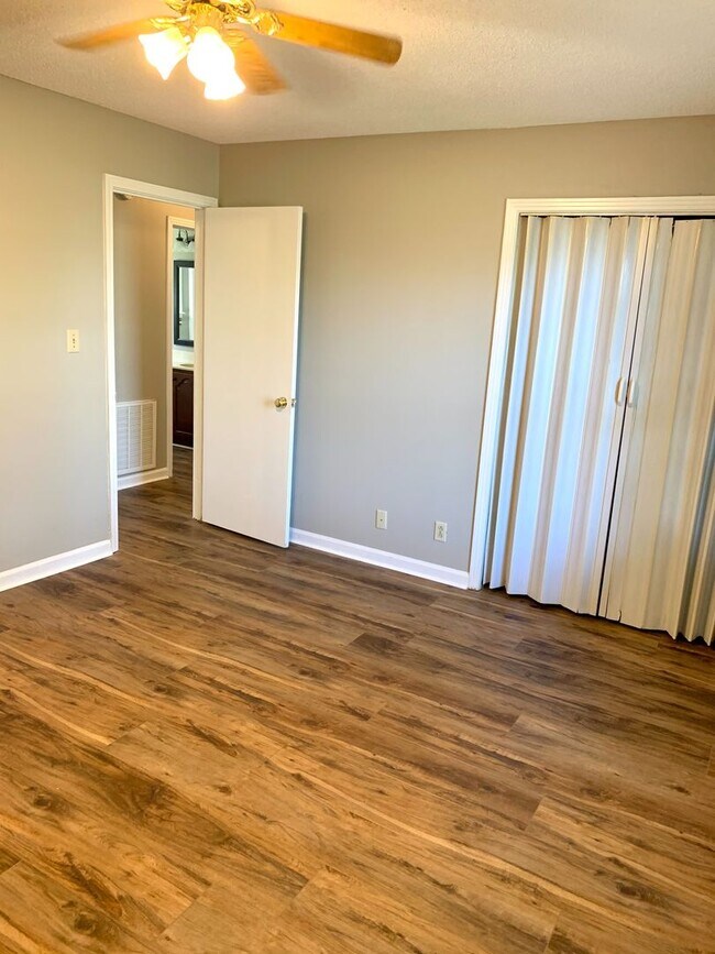 Building Photo - 2425 Pendleton Dr