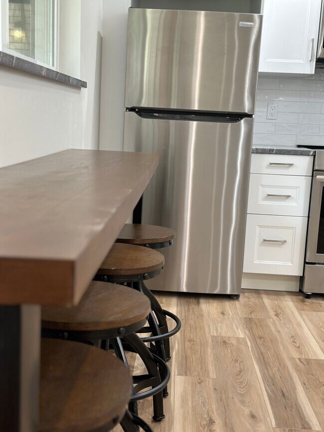 Building Photo - Centennial II Apartments (NEW REMODEL!!)