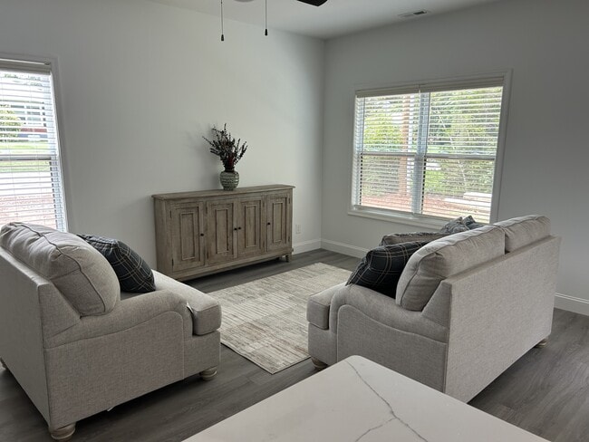 Building Photo - 128 Independence Ln