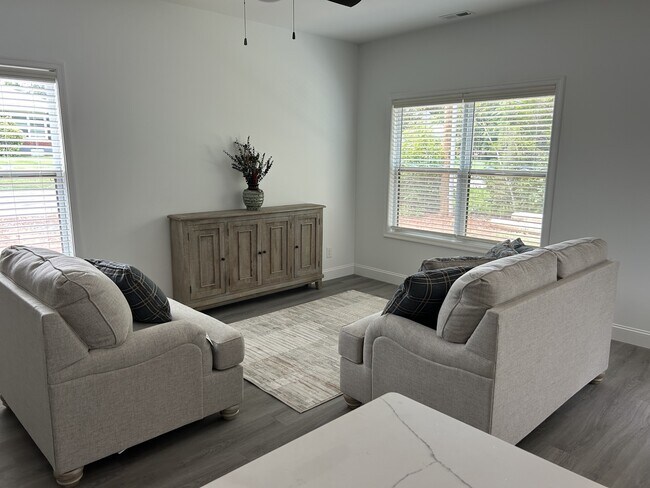 Building Photo - 129 Independence Ln