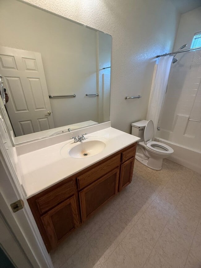 Building Photo - 55+ Gated Community Beautiful 3 Bed / 2 Bath Home in Desirable