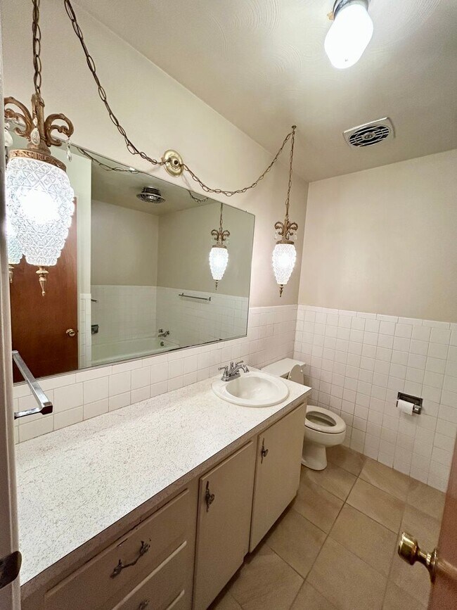 Building Photo - 3 bed 2 bath near the west loop Now available