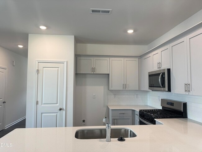 Building Photo - 419 Belgian Red Wy