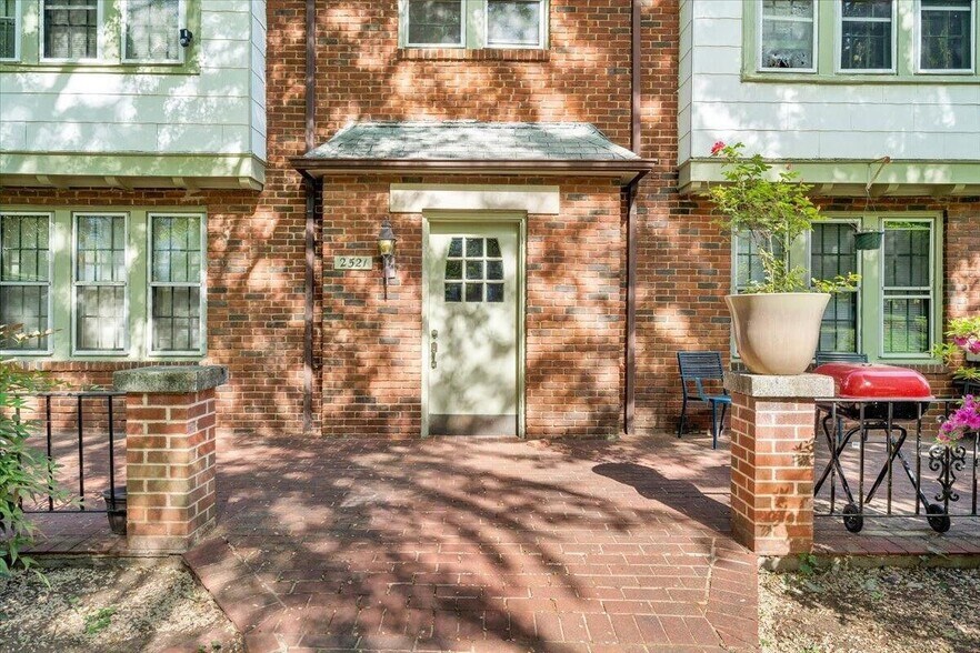 Building Photo - 2521 Longview Ave SW