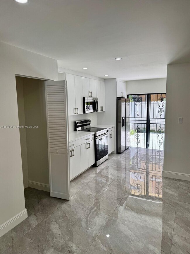 Building Photo - 2740 W 61st St