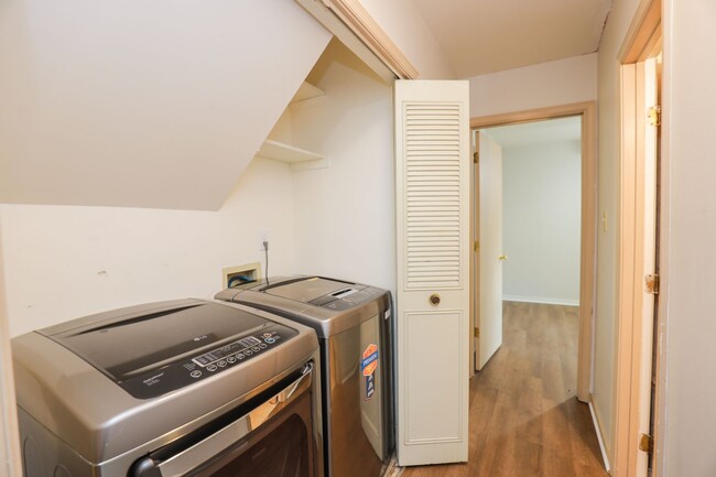 Building Photo - -- Available Now!  Spacious 4 Bed 2 Bath C...