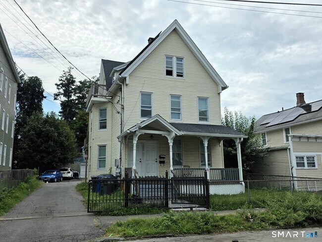Building Photo - 979-981-981 Hancock Ave