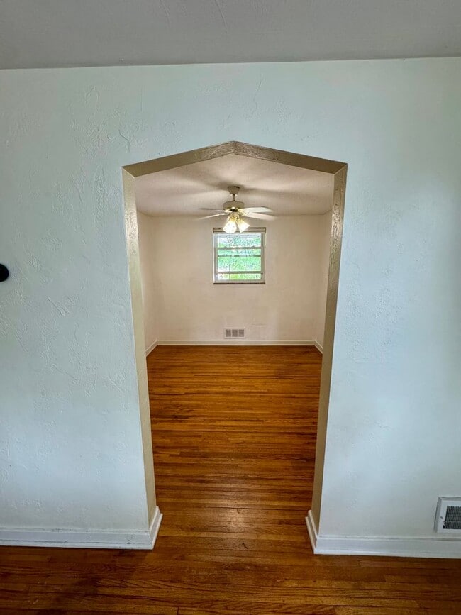 Building Photo - Charming 2 Bed 1 Bath in Beechview!