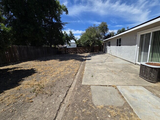 Building Photo - 3-Bedroom house with 2 Baths in Sacramento
