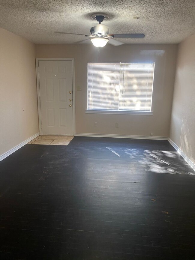 Building Photo - Move In Special - $300 OFF First Full Month!