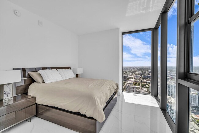 Building Photo - 700 NE Miami Pl