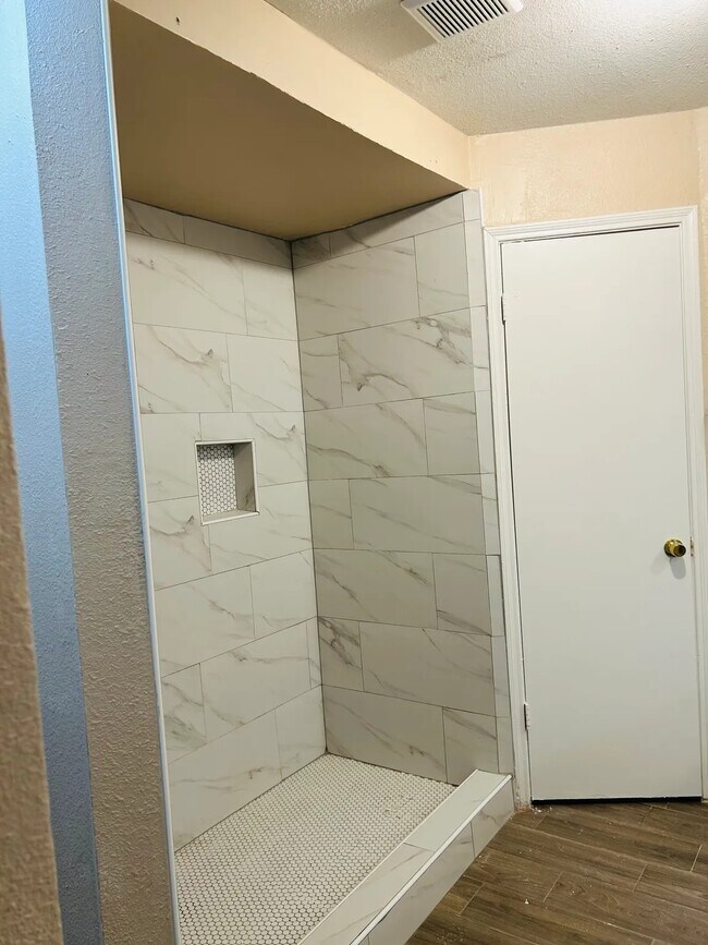 Building Photo - 11350 Oakcenter Dr