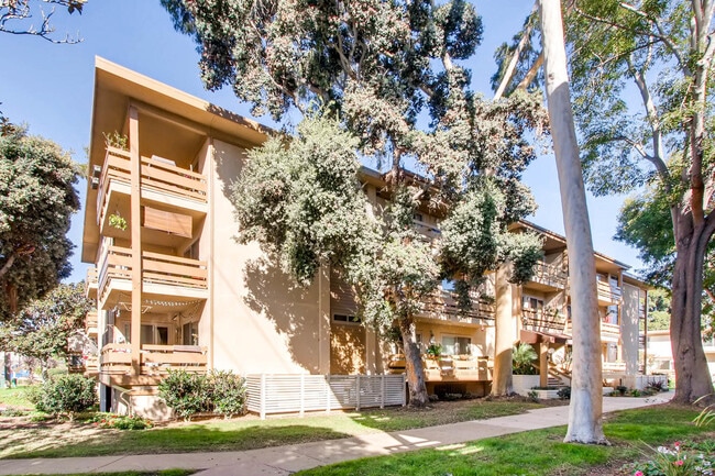 Building Photo - Top-Floor 1 Bed/1 Bath Condo in Point Loma – Resort-Style Amenities!