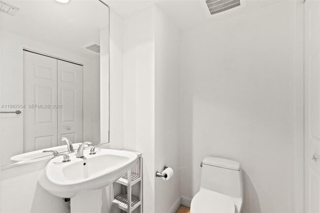 Building Photo - 1755 E Hallandale Beach Blvd