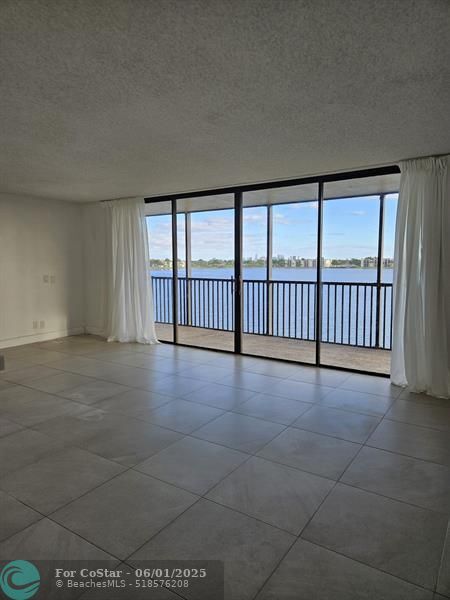 Building Photo - 105 Lake Emerald Dr