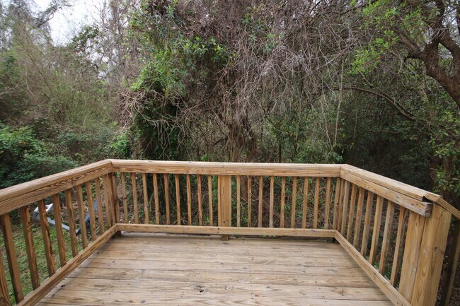 Building Photo - 3BR/2BA Home Near UWF – Wood-Look Flooring, Galley Kitchen, Pet Friendly!