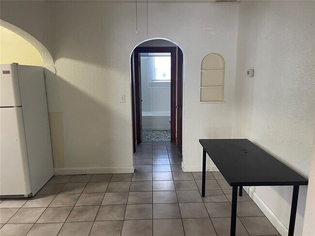 Building Photo - 1002 Drew St