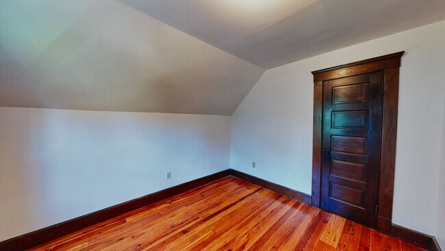 Building Photo - [In-Unit Laundry; Garden] Townhouse-Style Living, with Historical Details & Parking!