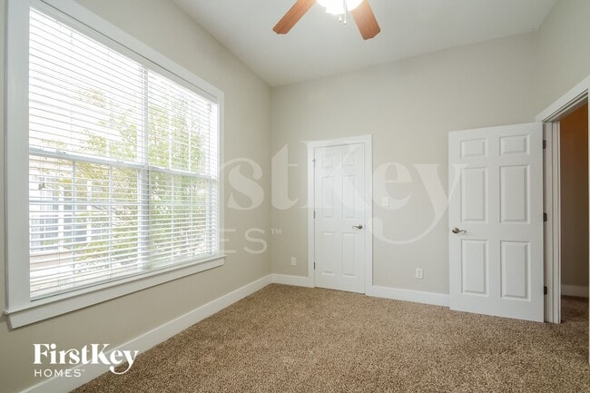 Building Photo - 4587 Clubview Dr