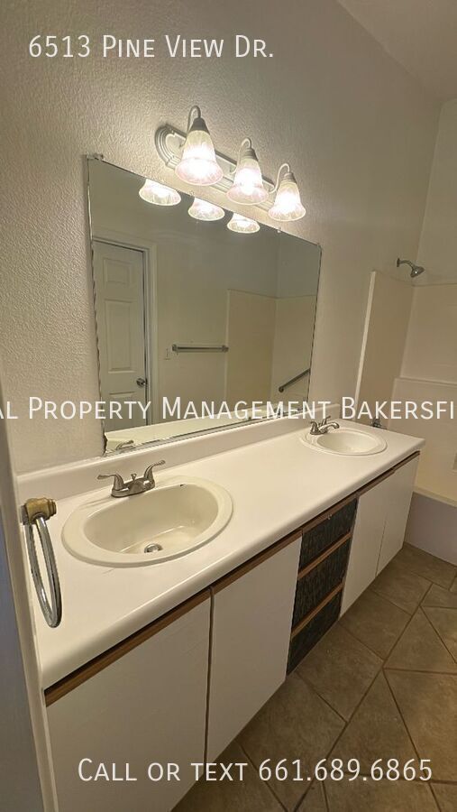 Building Photo - 6513 Pine View Dr