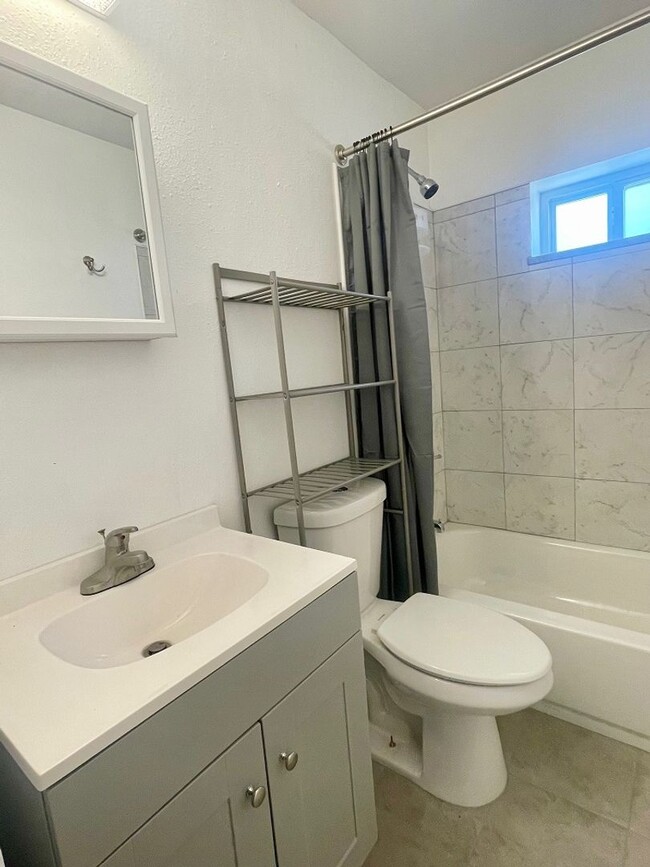 Building Photo - Available Now! 2Bed/1Bath