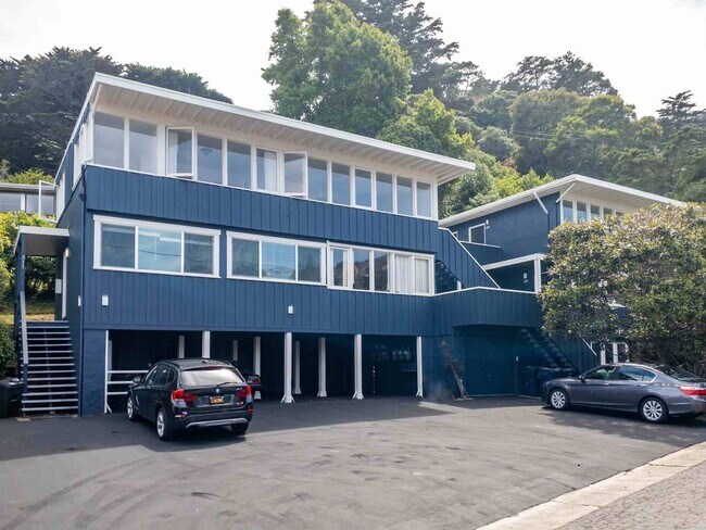 Building Photo - 1BR/1BA Charmer! BAY VIEWS and Parking! Laundry On-Site! Balcony! PROGRESSIVE