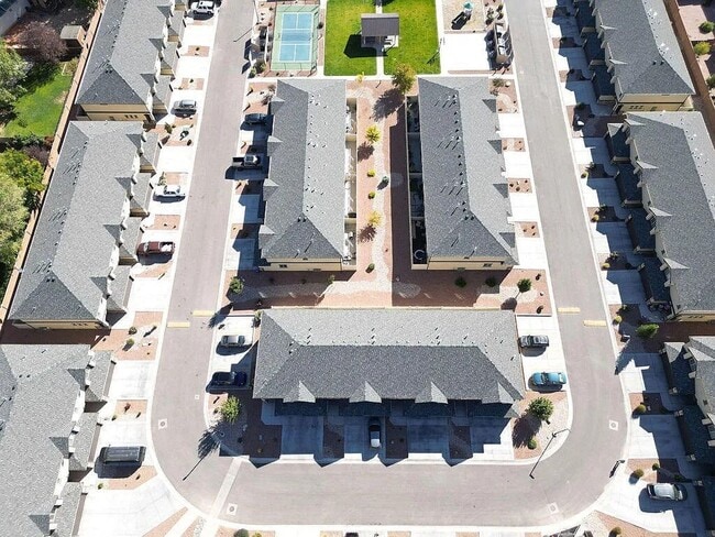 Building Photo - Bright and Spacious 3 Bedroom Townhome.