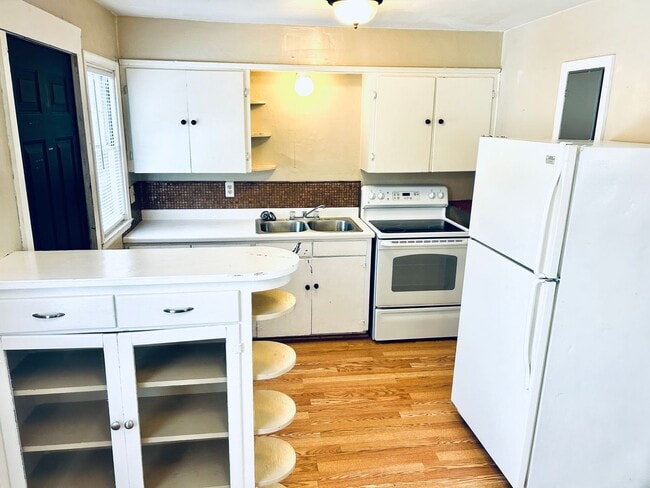 Building Photo - Spacious 2 Bedroom Home