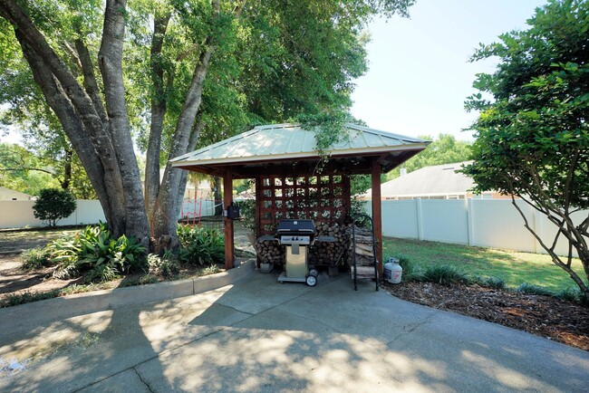 Building Photo - Silver Oaks Community