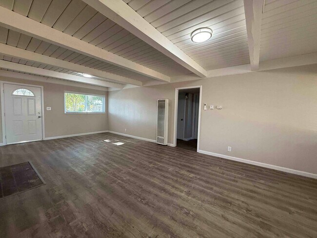 Building Photo - 3 Bed Home