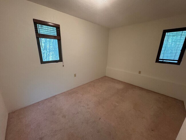 Building Photo - Charming 2 Bed, 1 Bath Carriage House with Garage in Historic Golfview