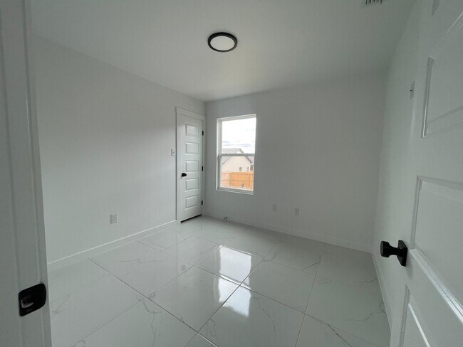 Building Photo - 318 Crossroads Loop