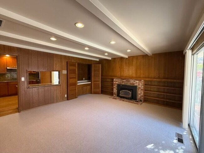 Building Photo - Beautiful 4 bedrooms 2.5 bath home