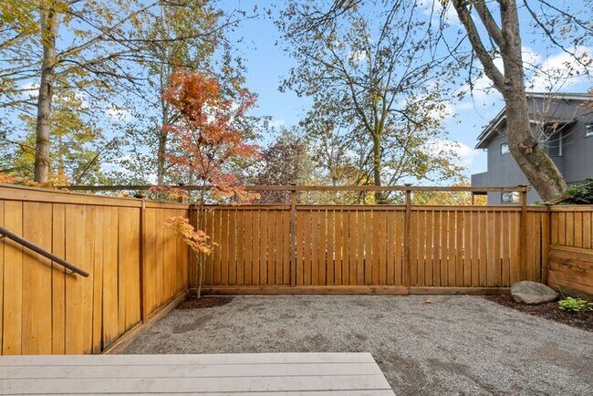 Building Photo - Luxurious Air-Conditioned Leschi View Townhome