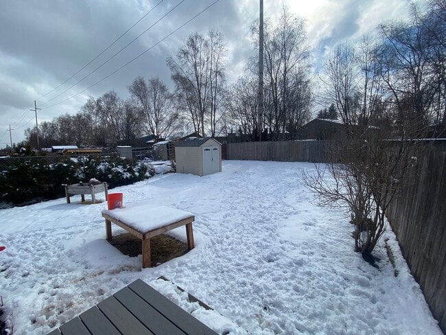 Building Photo - Well maintained 2 bed, 1.5 Bath Townhouse in West Anchorage!
