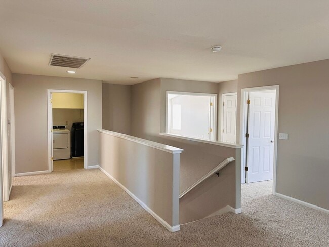 Building Photo - Full Bedroom and Bathroom Downstairs