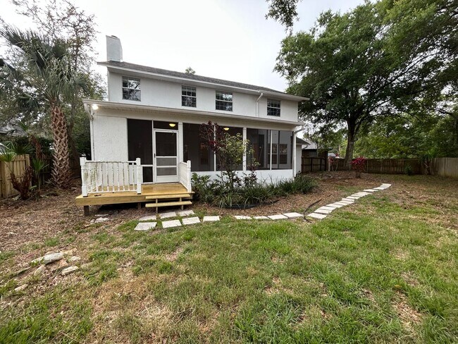 Building Photo - Spacious and Perfectly located 4/2 home in...