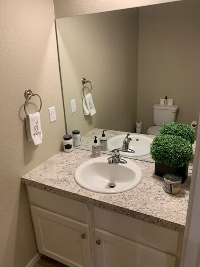 Building Photo - Spacious 3-Bedroom End-Unit Townhome for R...