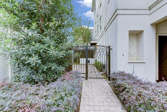 Building Photo - Beautiful 3 bedroom/3.5 bath Mediterranean...